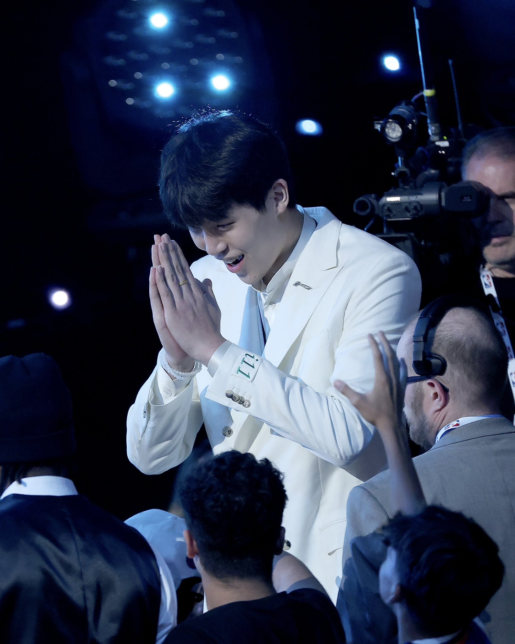 第16顺位！开拓者官推晒杨瀚森被选中帅照：一周前的今天🥹❤️