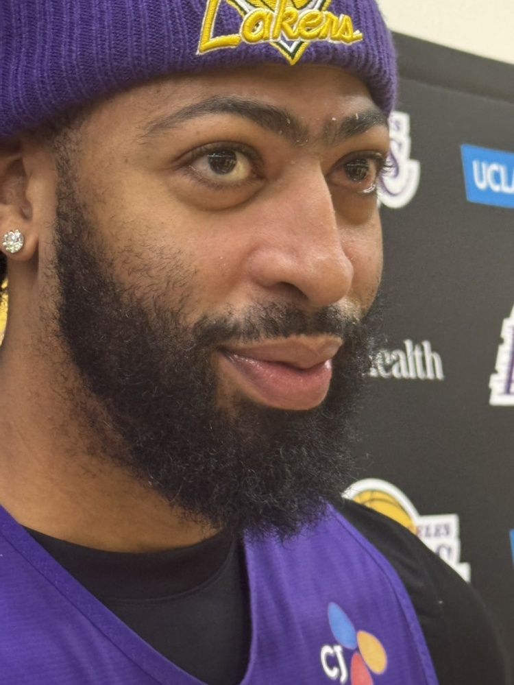 BOB半岛-带眼伤打完😯浓眉赛季中视网膜脱落 现已手术预计训练营前恢复