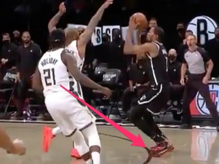 BOB半岛体育-😭KD谈踩线：永远躲不开这个话题 人们反复转发那段视频@我