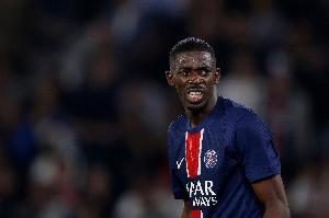 BOB半岛-登贝莱关注西班牙国家德比，他理发时还在看这场比赛的直播