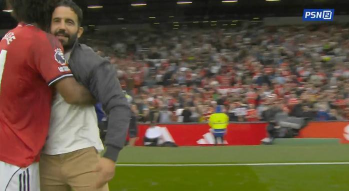 BOB半岛平台-不容易!曼联3-2绝杀升班马,曼联众将激动庆祝&齐尔克泽抱阿莫林