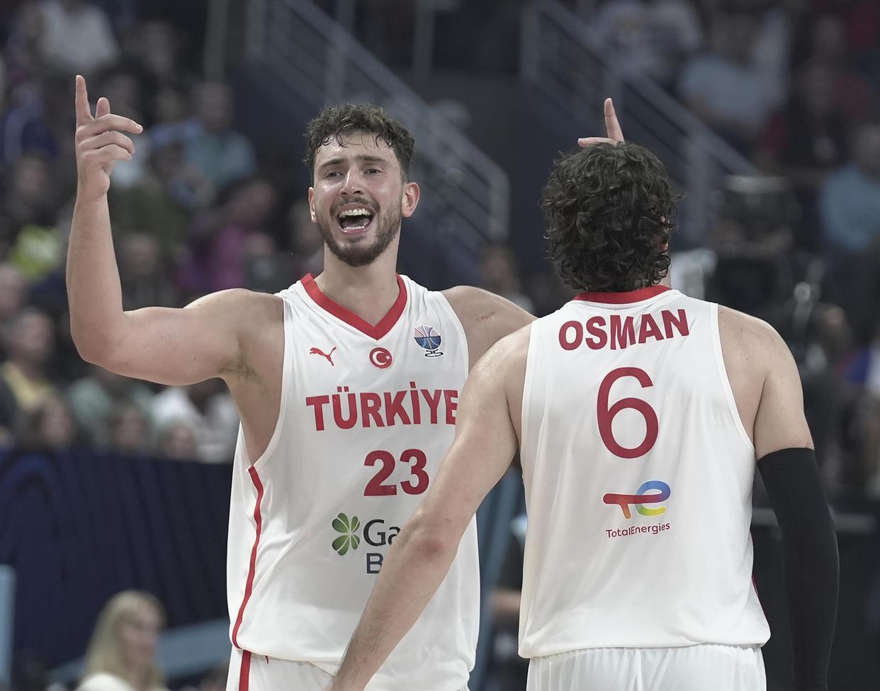 BOB半岛官网-挥汗如雨!火箭队晒全新训练照:谢泼德眼神专注,阿门缠斗范乔丹