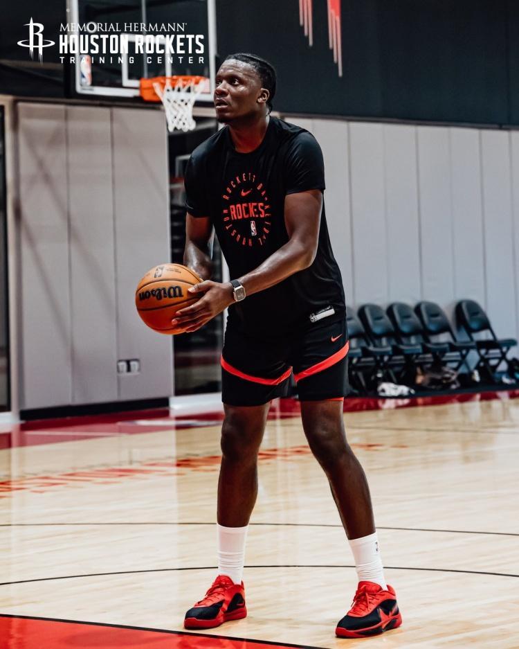 BOB半岛官网-挥汗如雨!火箭队晒全新训练照:谢泼德眼神专注,阿门缠斗范乔丹