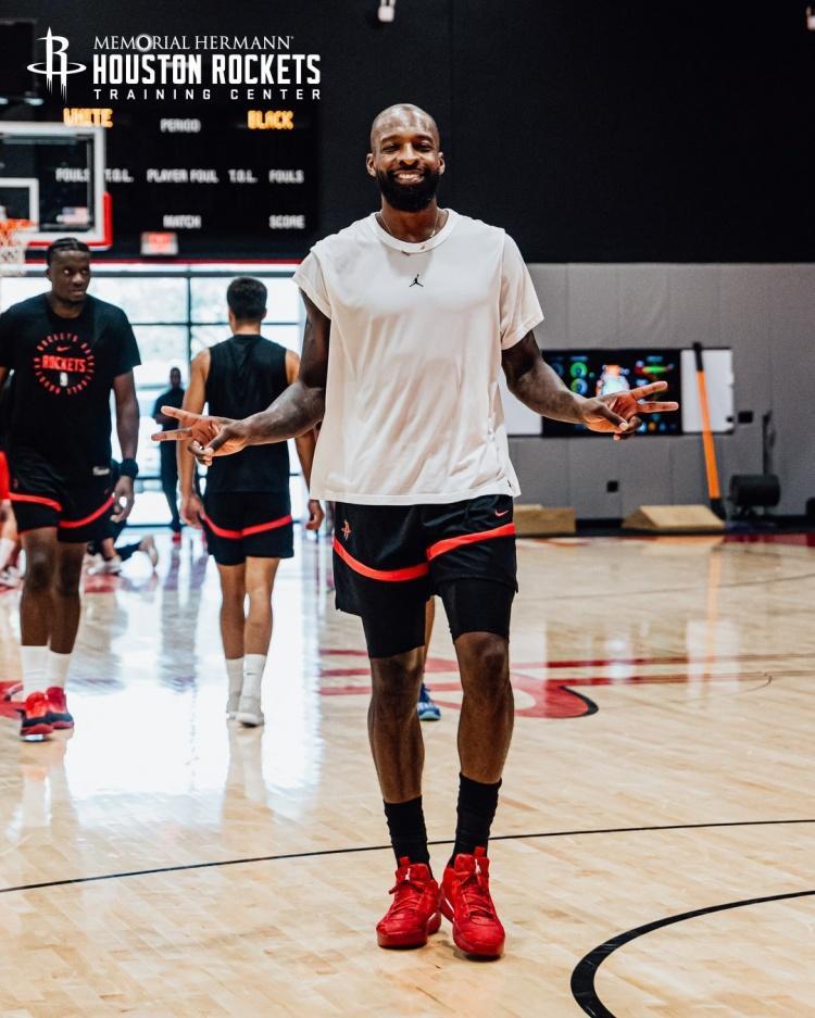 BOB半岛官网-挥汗如雨!火箭队晒全新训练照:谢泼德眼神专注,阿门缠斗范乔丹