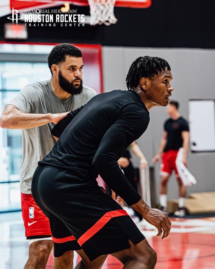 BOB半岛官网-挥汗如雨!火箭队晒全新训练照:谢泼德眼神专注,阿门缠斗范乔丹