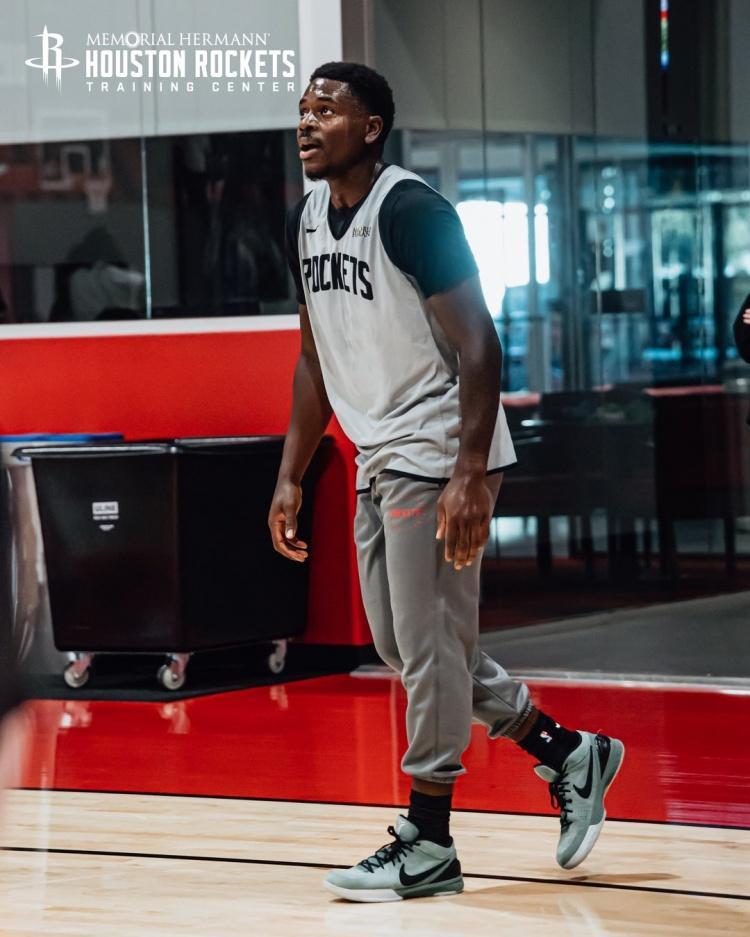 BOB半岛官网-挥汗如雨!火箭队晒全新训练照:谢泼德眼神专注,阿门缠斗范乔丹