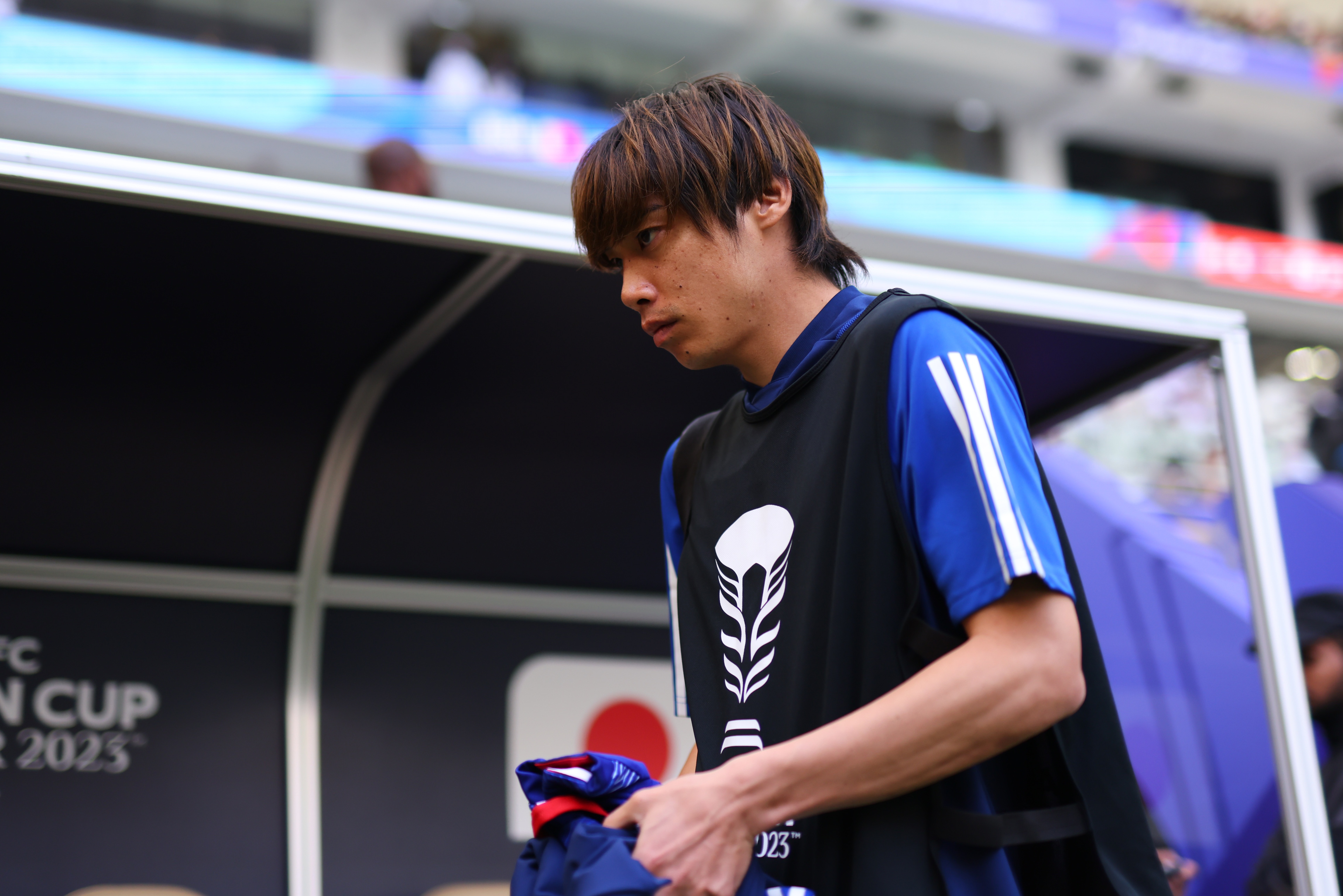 伊东纯也坦言防守组织不力致局势被动,关键进球缺失影响赛局发展