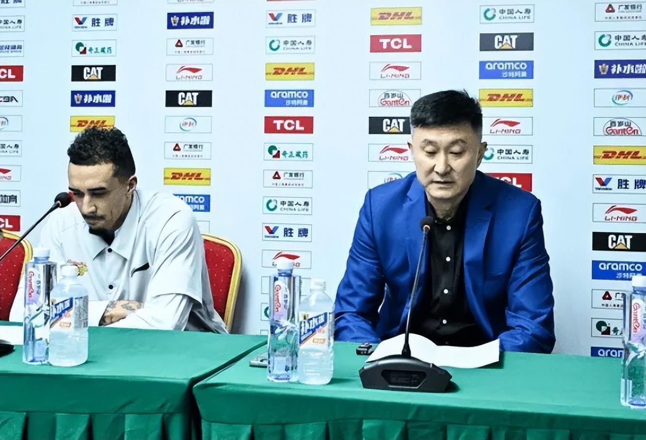 BOB半岛平台-胜四川发布会！杜锋爆赞对手展情商，回应外援适应，奎因直指2点