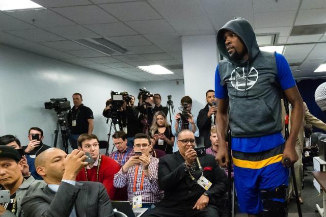 BOB半岛平台-勇士王朝崩坍整整三年后，克莱和队友意欲卷土重来