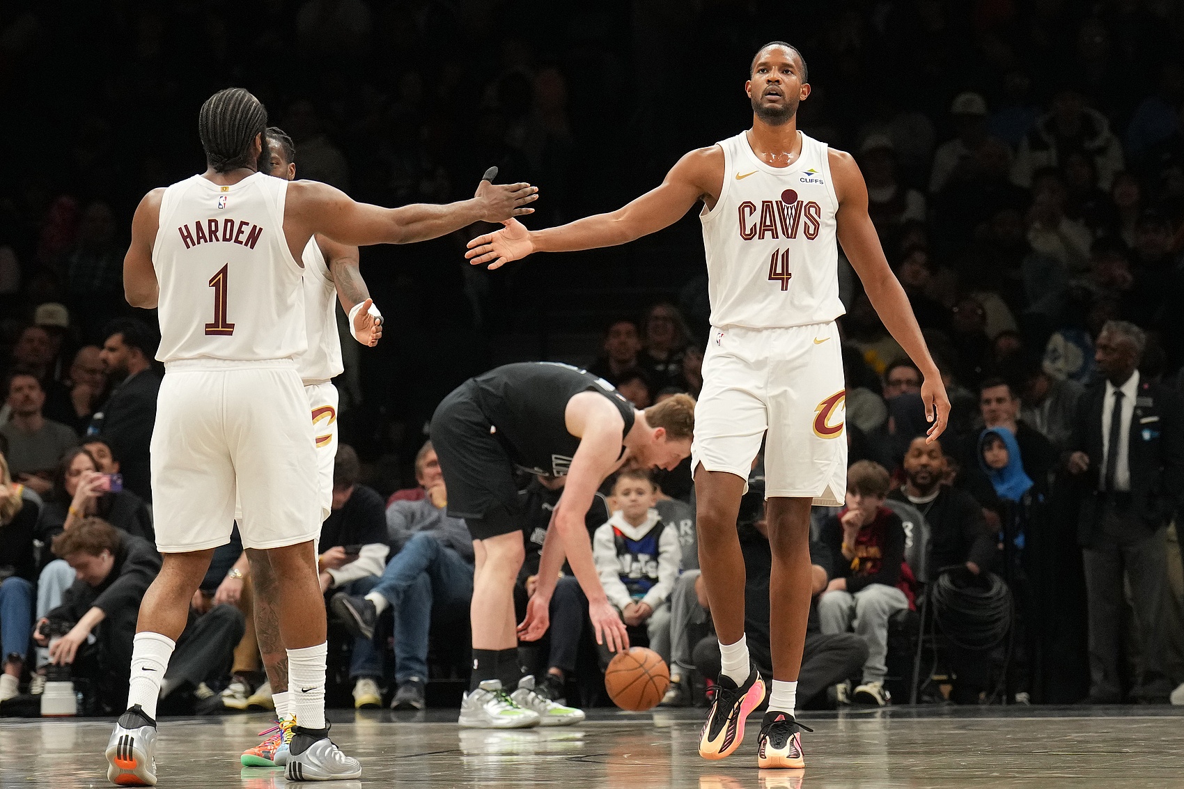 BOB半岛体育-阿特金森谈莫布里表现：只要把掩护做扎实了 哈登就能把球传给他